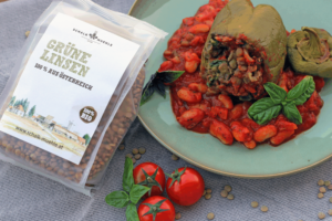 Gefüllte Paprika mit grünen Linsen auf Tomaten-Bohnen-Sugo mit Basilikum neben Schalk Mühle Grüne Linsen