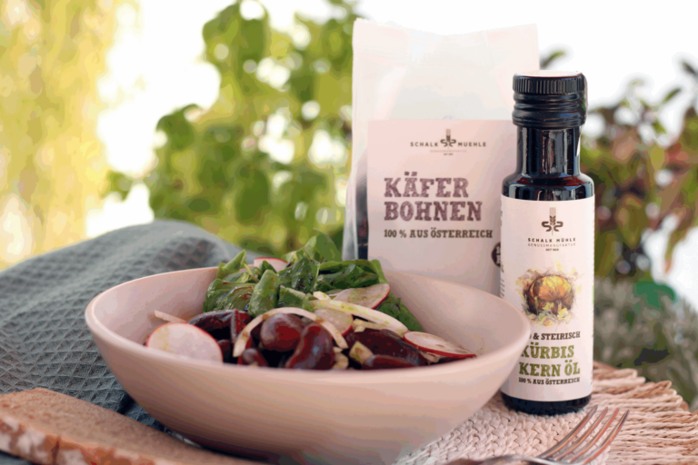 Käferbohnensalat mit Radieschen und Blattsalat neben Schalk Mühle Käferbohnen und Kürbiskernöl