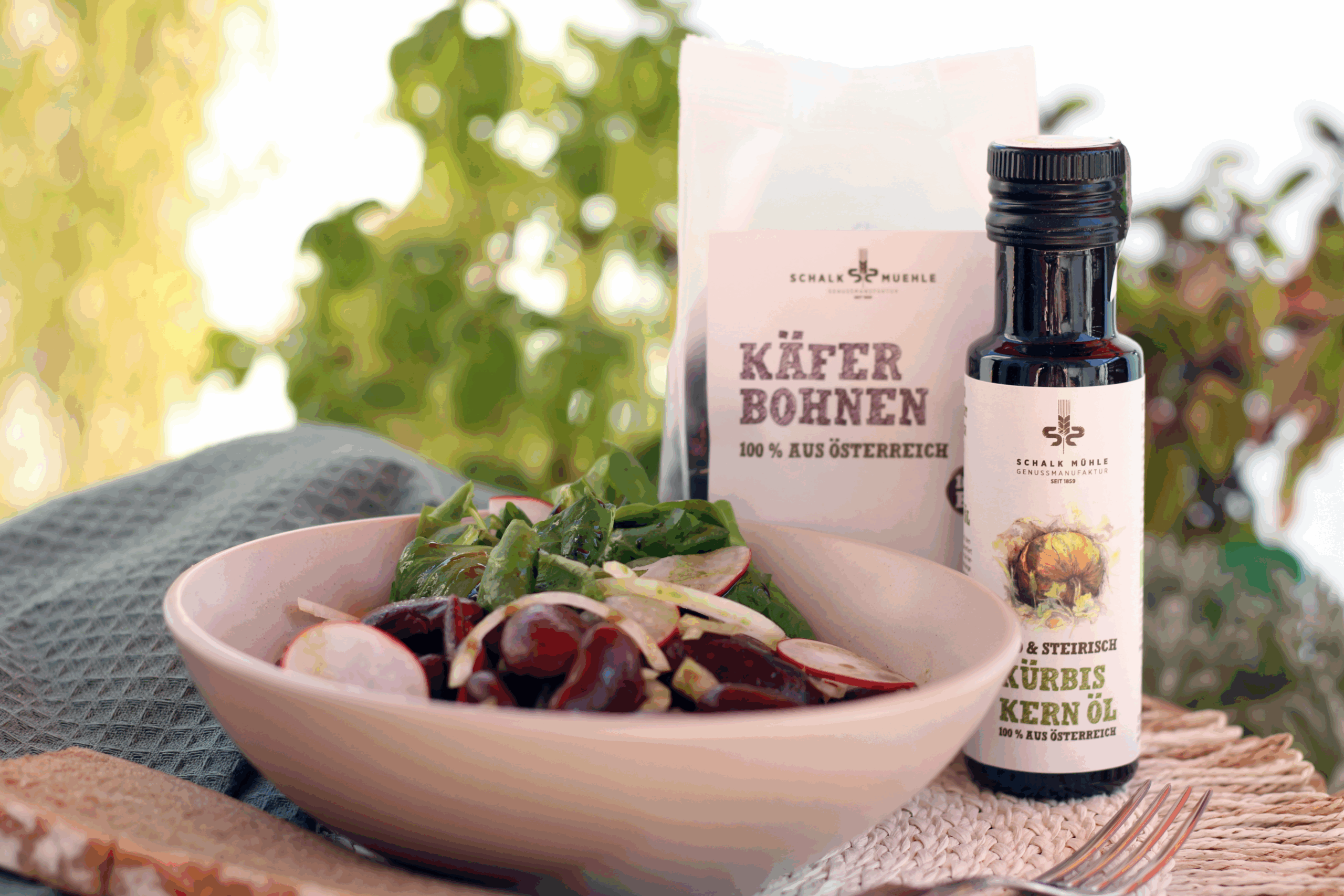Käferbohnensalat mit Radieschen und Blattsalat neben Schalk Mühle Käferbohnen und Kürbiskernöl