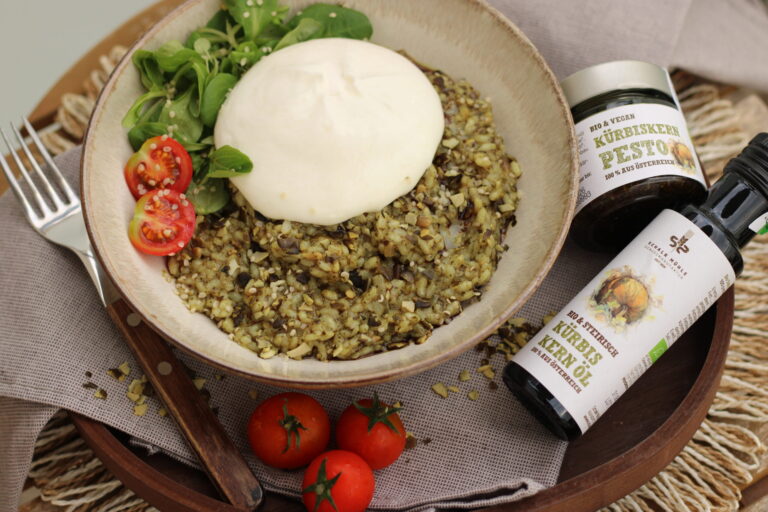 Kürbiskern-Risotto mit Burrata, Kirschtomaten und Vogerlsalat neben Schalk Mühle Kürbiskern-Pesto und Kürbiskernöl