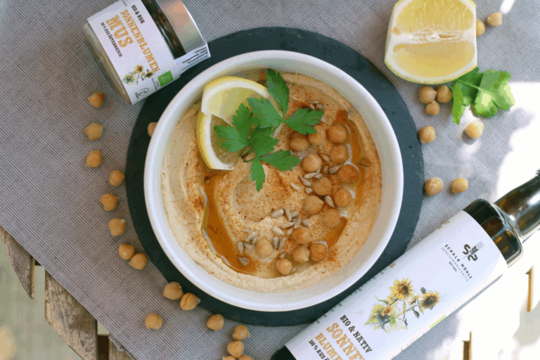 Sonnenblumen-Hummus mit Kichererbsen, Zitrone und Petersilie, daneben Schalk Mühle Sonnenblumenmus
