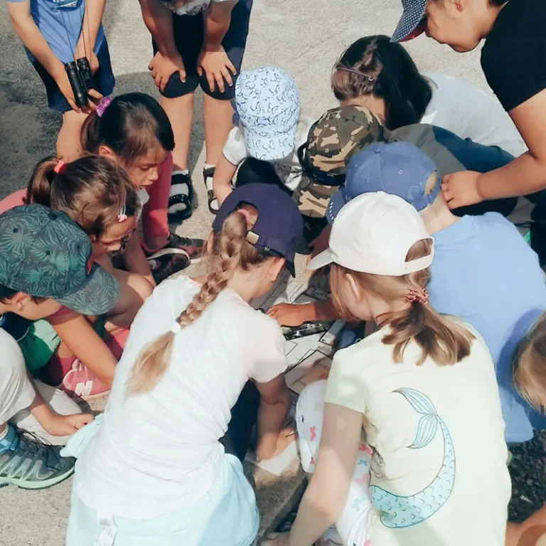 Kindergruppe löst bei der Mühlenrallye gemeinsam eine Aufgabe im Freien