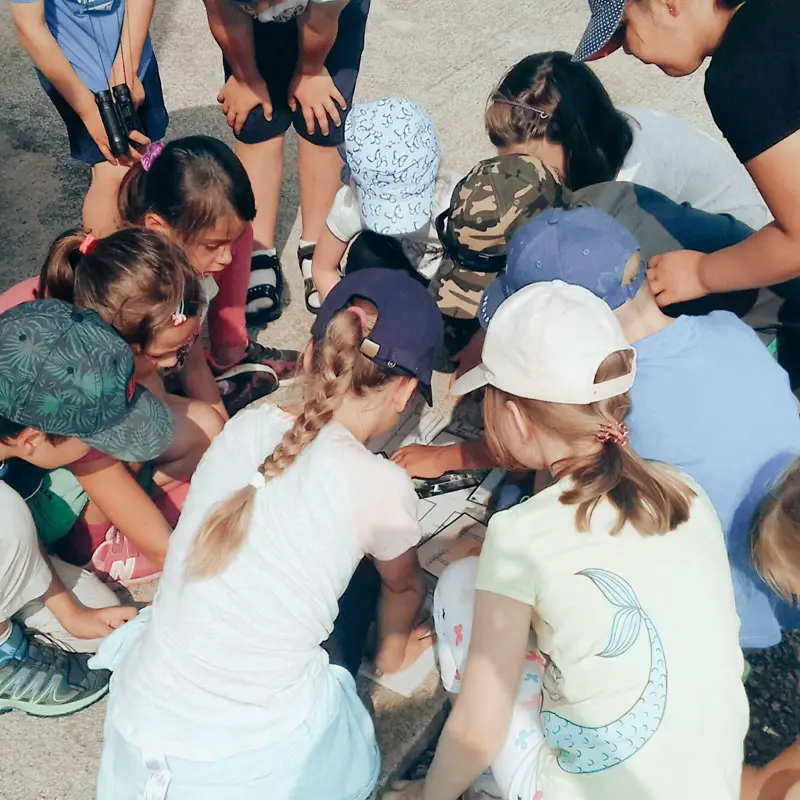 Kindergruppe löst bei der Mühlenrallye gemeinsam eine Aufgabe im Freien