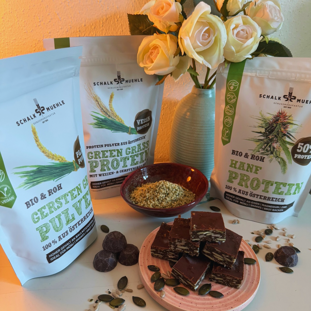 Drei Schalk Mühle Proteinpulver-Beutel mit Schokostücken, Kürbiskernen und Rosen