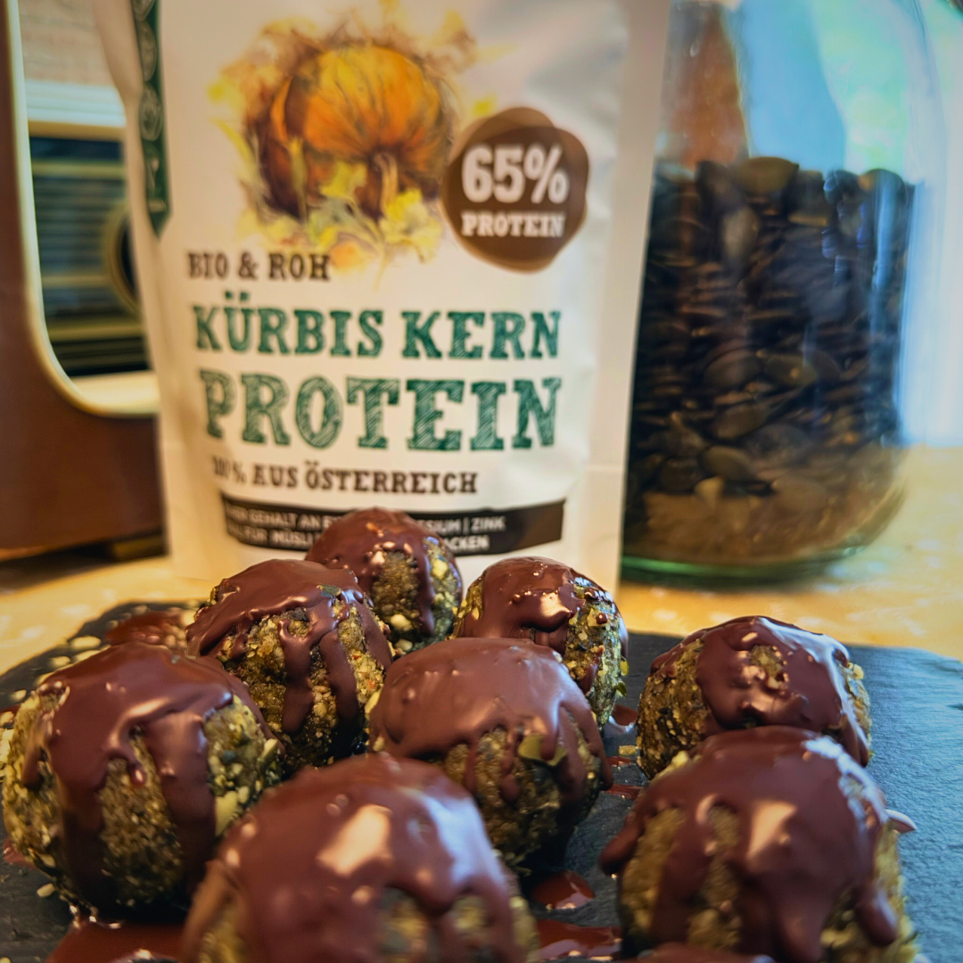 Kürbiskern-Energiekugeln mit Schokoglasur vor Schalk Mühle Kürbis Kern Protein und Kürbiskernen im Glas