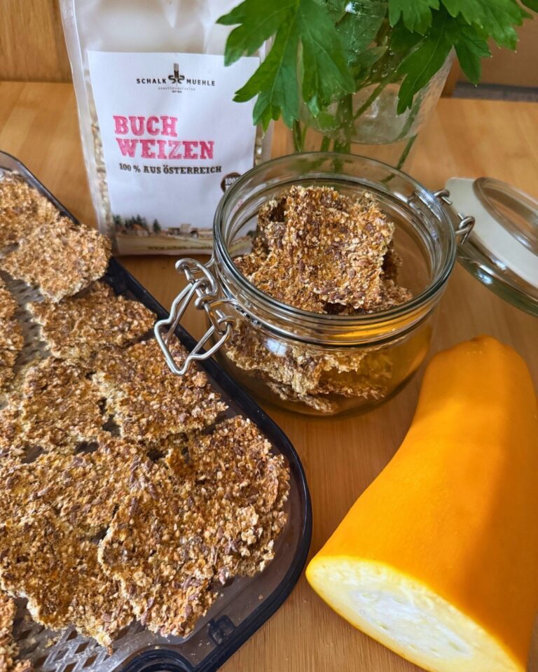 Zucchini-Buchweizen-Cracker mit Tomaten und Petersilie neben Schalk Mühle Buchweizen