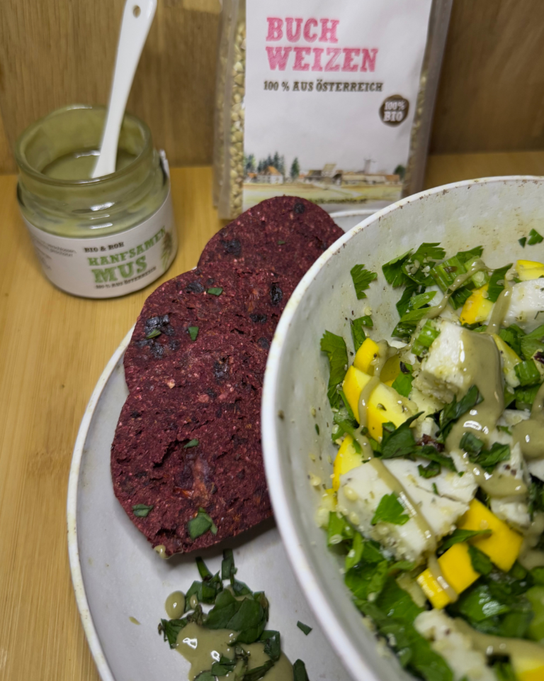 Rote-Rüben-Brötchen mit Zucchinisalat neben Schalk Mühle Hanfsamen Mus und Buchweizen