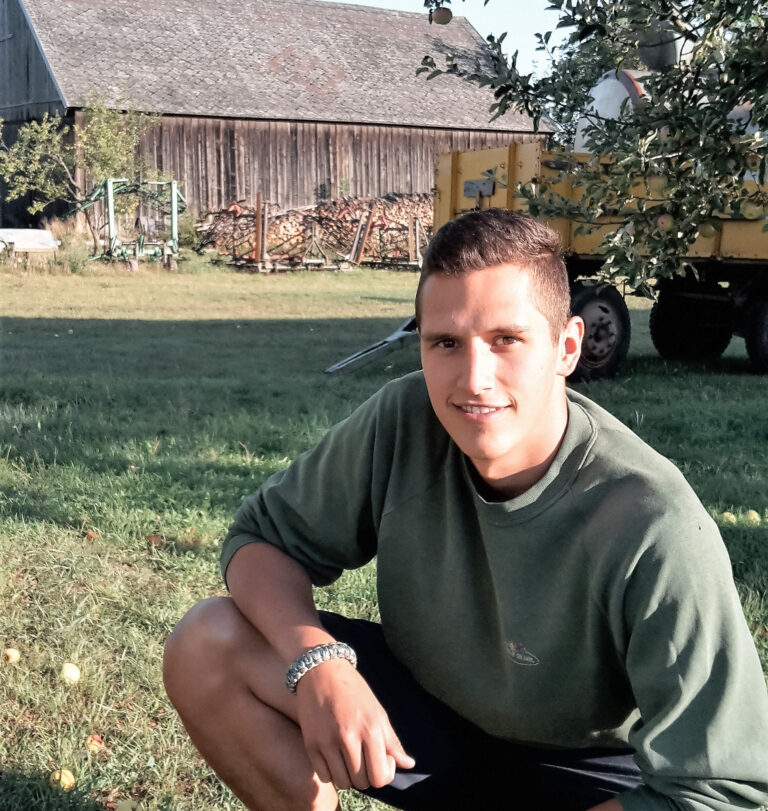 BIO Partner-Landwirt der Schalk Mühle Florian Seltenhammer vor seinem Hof