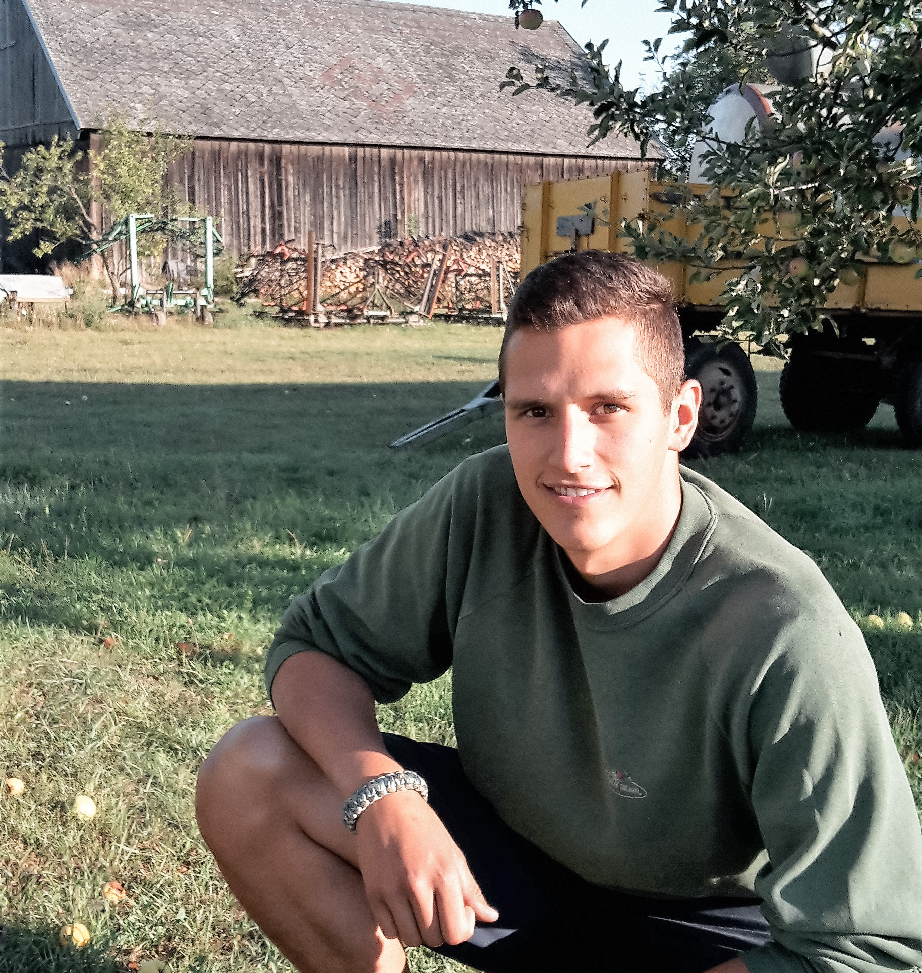 BIO Partner-Landwirt der Schalk Mühle Florian Seltenhammer vor seinem Hof