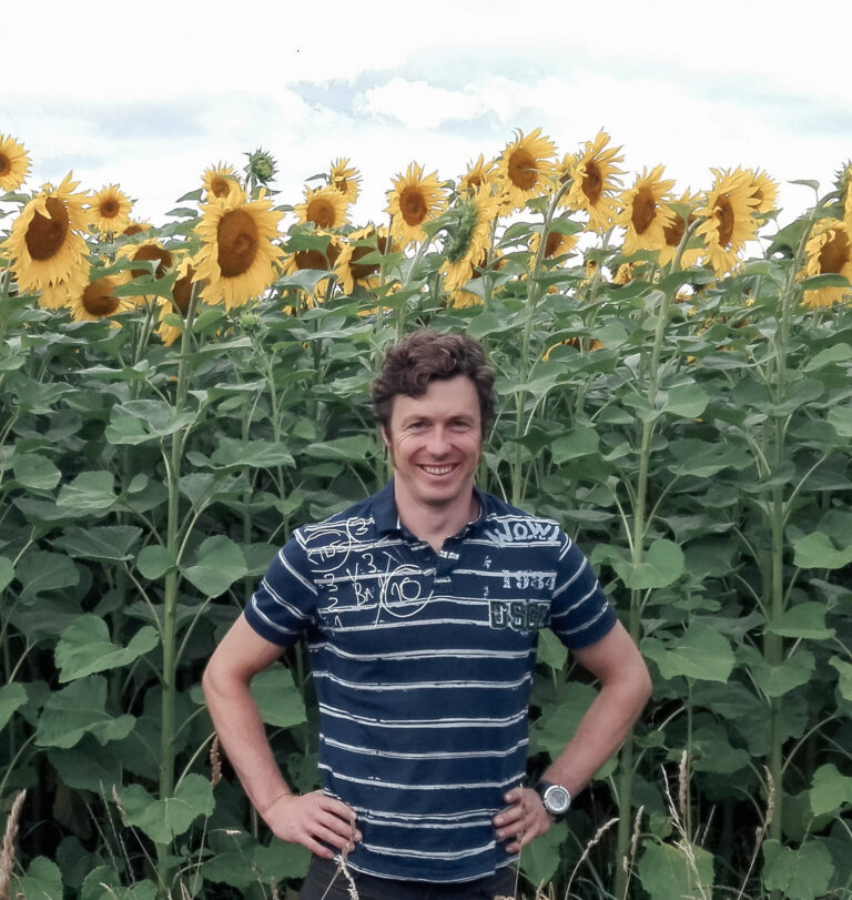 BIO Partner-Landwirt der Schalk Mühle Martin Hamker vor einem Sonnenblumenfeld