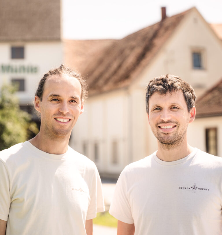 BIO-Landwirte Rainer und Franz Schalk vor dem Mühlengebäude
