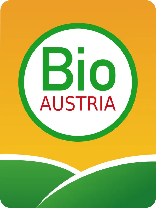Bio Austria Logo, grün-roter Schriftzug auf gelbem Grund