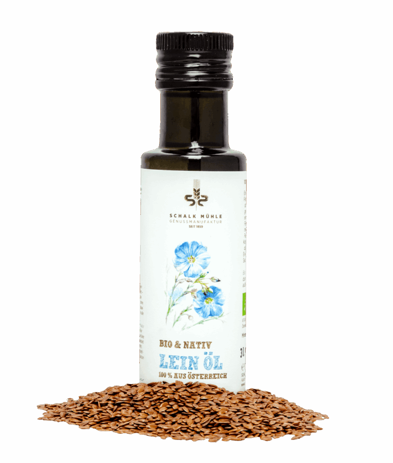 Schalk Mühle Bio Leinöl nativ, Flaschen-Vorderseite mit Leinblüten-Illustration, davor braune Leinsamen