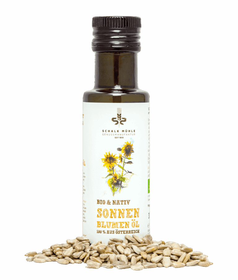 Schalk Mühle Bio Sonnenblumenöl nativ, Flaschen-Vorderseite mit Sonnenblumen-Illustration, davor geschälte Sonnenblumenkerne
