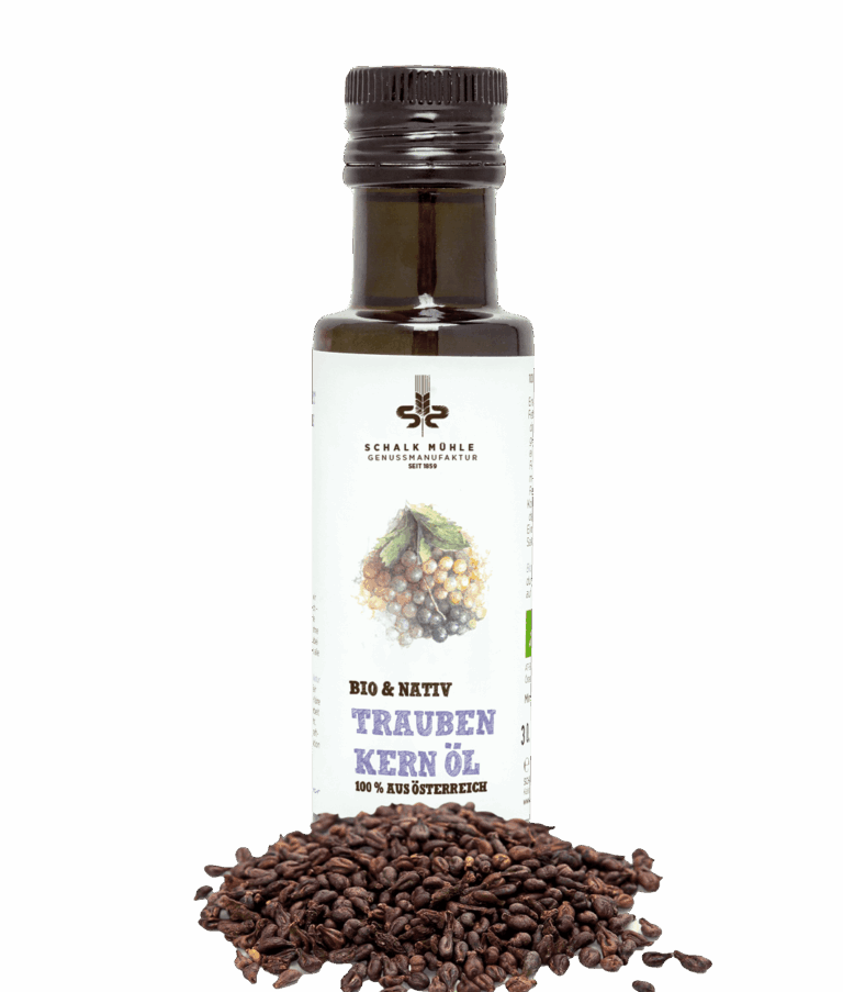 Schalk Mühle Bio Traubenkernöl nativ, Flaschen-Vorderseite mit Trauben-Illustration, davor Traubenkerne