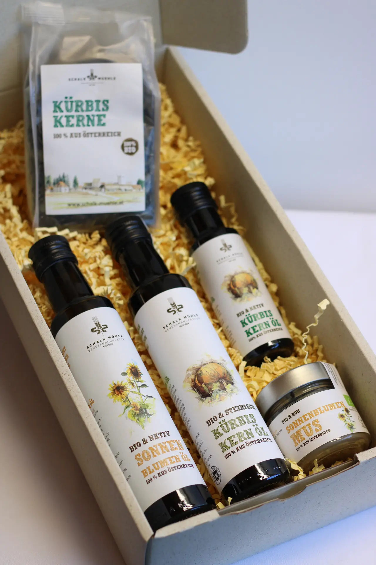 Schalk Mühle corporate gift box with pumpkin kernels, sunflower and pumpkin seed oil, and sunflower puree in wood wool