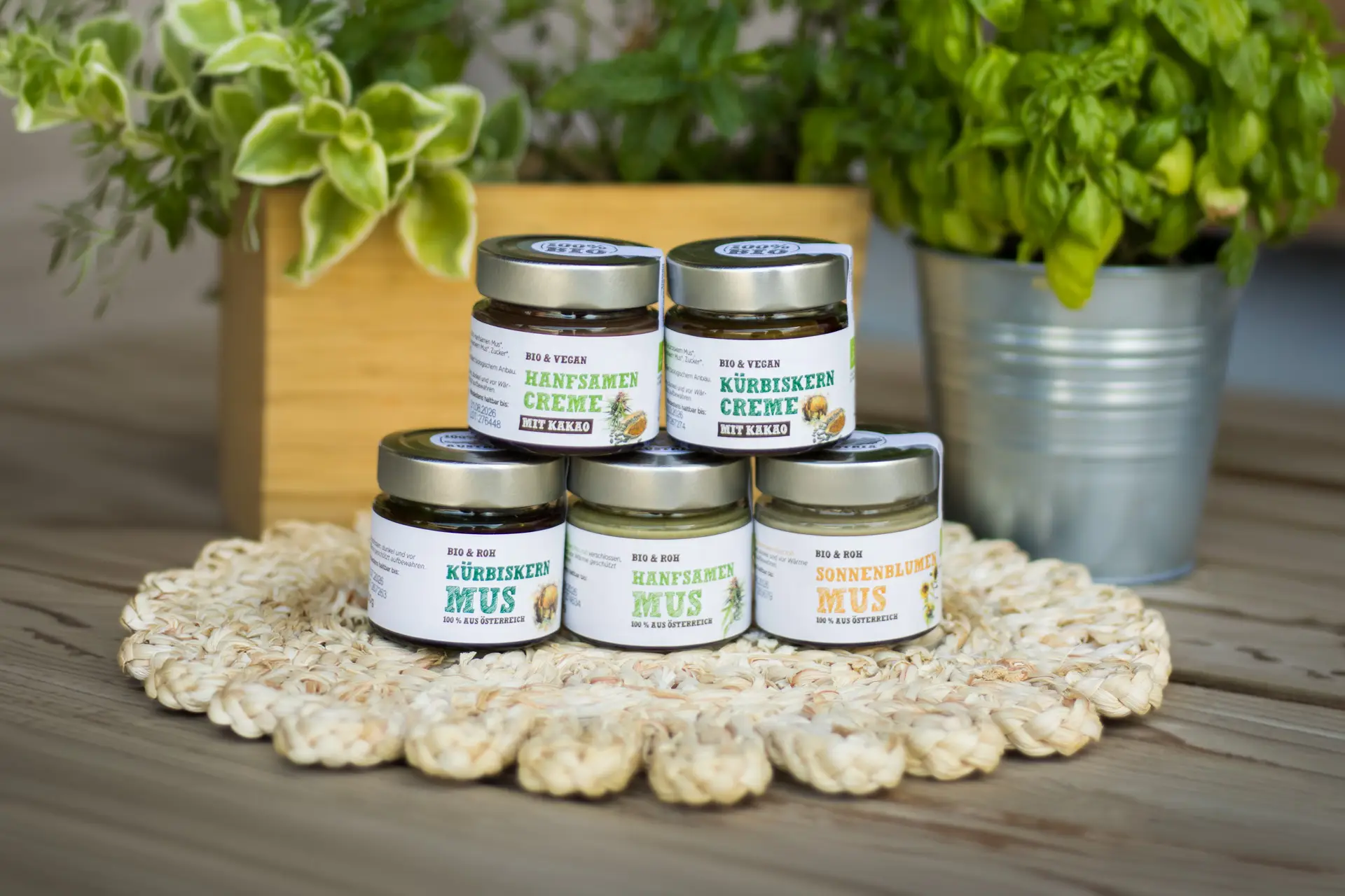 Fünf Gläser Schalk Mühle Feinkost: Hanfsamen- und Kürbiskern-Creme mit Kakao sowie Kürbiskern-, Hanfsamen- und Sonnenblumen-Mus