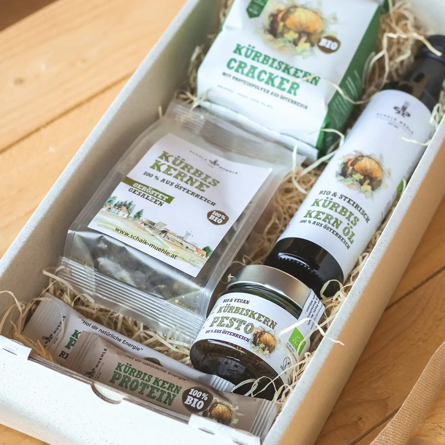Schalk Mühle Geschenkbox mit Kürbiskern-Crackern, Kürbiskernen, Kürbiskernöl, Pesto und Protein-Riegel