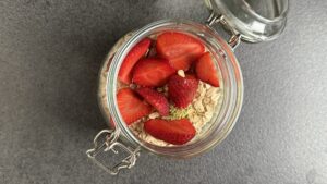 Overnight Oats im Bügelglas mit Haferflocken, frischen Erdbeeren und Proteinpulver