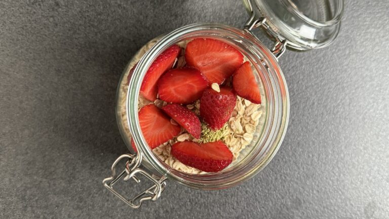 Overnight Oats im Bügelglas mit Haferflocken, frischen Erdbeeren und Proteinpulver