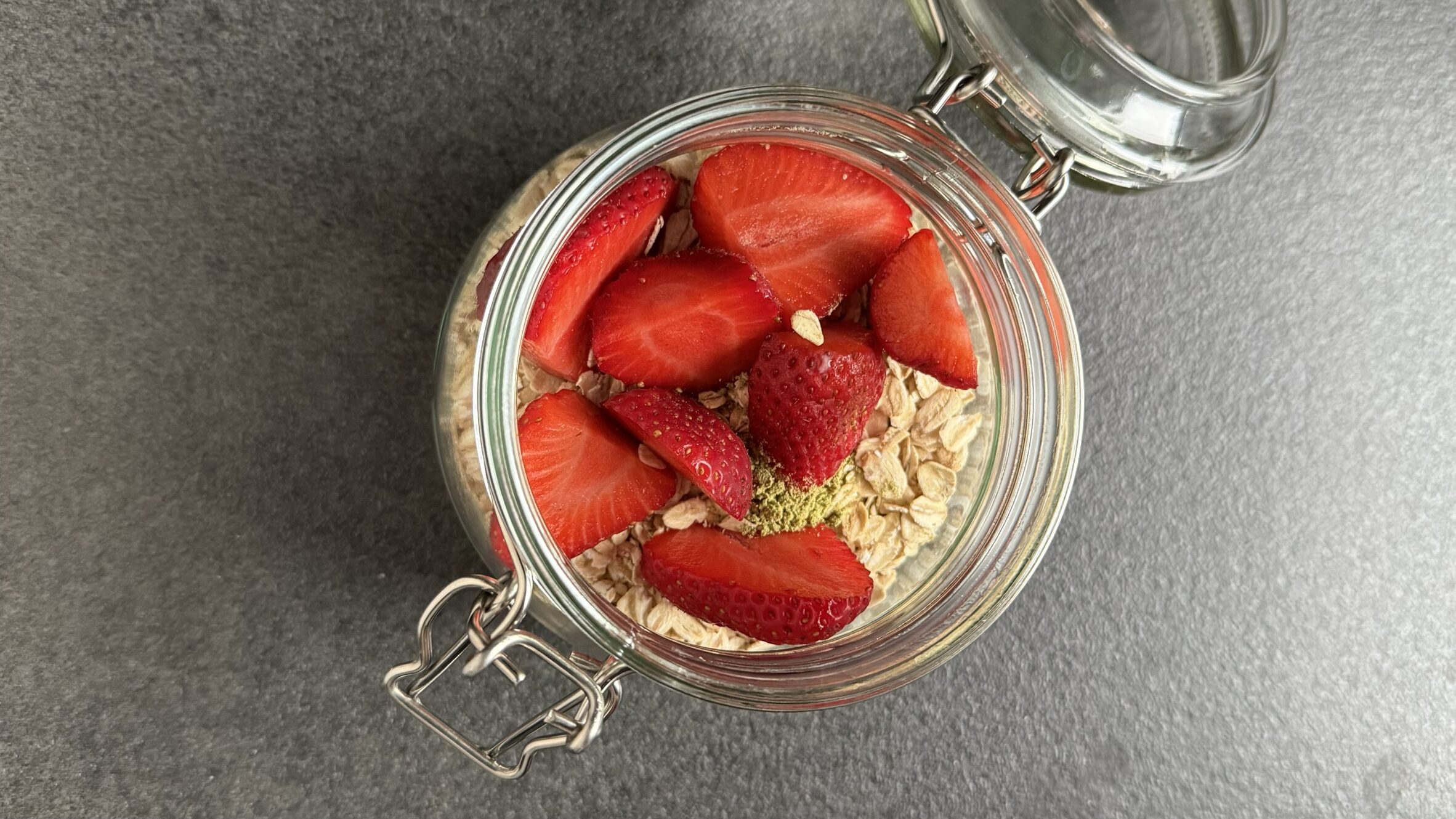 Overnight Oats im Bügelglas mit Haferflocken, frischen Erdbeeren und Proteinpulver