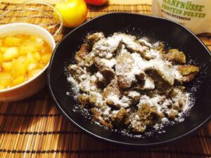 Kaiserschmarren mit Staubzucker und Apfelkompott, daneben Hanfnüsse-Proteinpulver