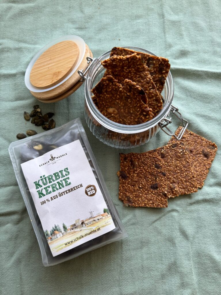 Kürbiskern-Sesam-Knäckebrot im Glas, daneben Schalk Mühle Kürbiskerne aus Österreich