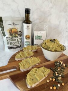 Kürbiskern-Aufstrich auf Brot und in Schale, dazu Schalk Mühle Kürbiskernprotein, Kürbiskernöl und Kürbiskerne