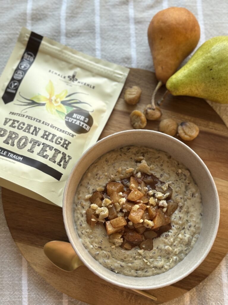 Maroni-Porridge mit Zimtbirnen und Walnüssen, daneben Schalk Mühle Vegan High Protein Vanille