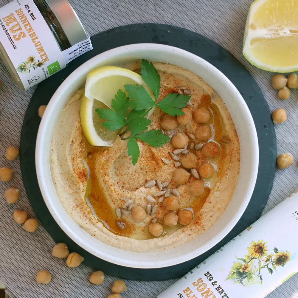 Cremiges Hummus aus Schalk Mühle Sonnenblumen-Mus mit Zitrone, Petersilie und Kichererbsen
