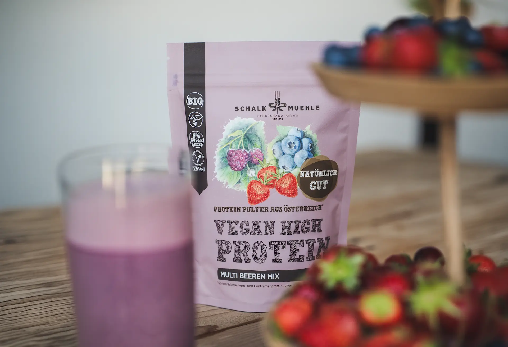 Schalk Mühle Vegan High Protein Multi Beeren Mix mit Beeren-Smoothie und frischen Erdbeeren und Heidelbeeren