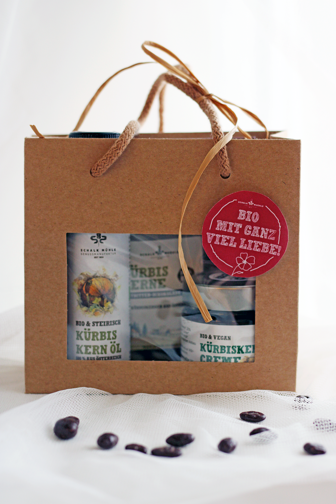 Schalk Mühle Geschenkset im Kraftpapiersackerl mit Kürbiskernöl, Kürbiskernen und Kürbiskerncreme, roter Herz-Anhänger