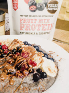Porridge mit Beeren, Banane und Nussmus, dazu Schalk Mühle Fruit Mix Protein