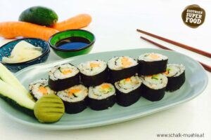 Vegane Maki-Rollen mit Karotte und Gurke, dazu eingelegter Ingwer und Sojasauce