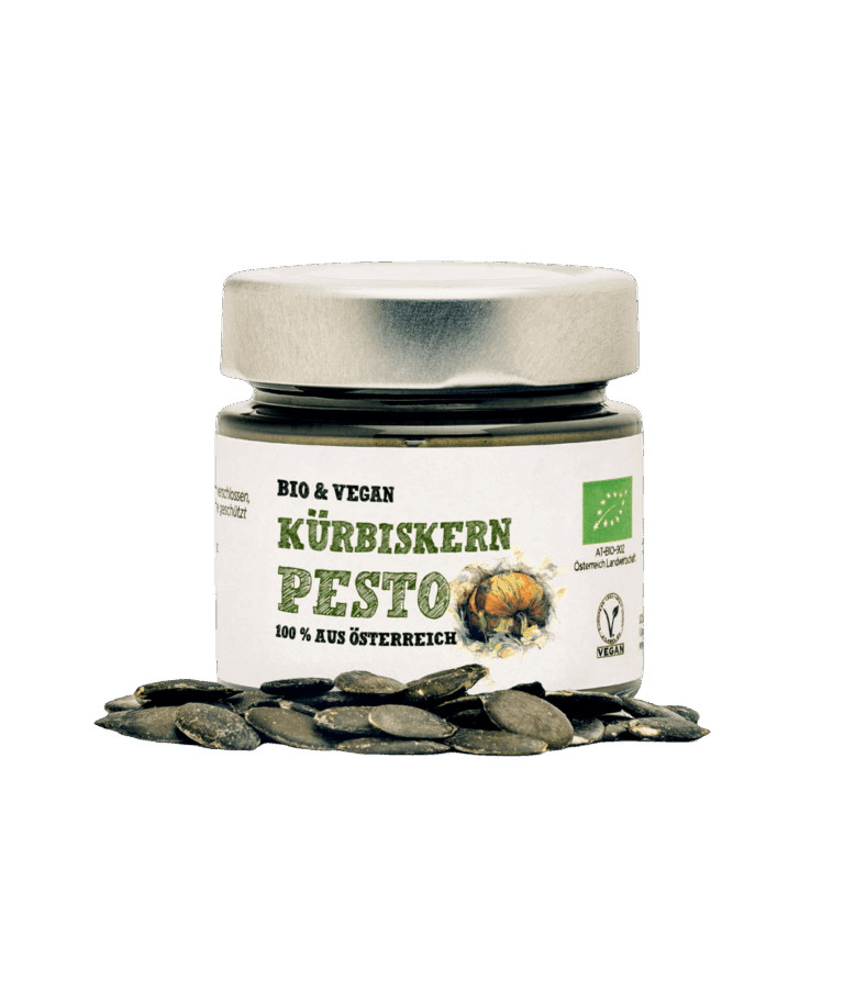 Schalk Mühle Bio Kürbiskern Pesto, Vorderseite des Glases, davor Kürbiskerne