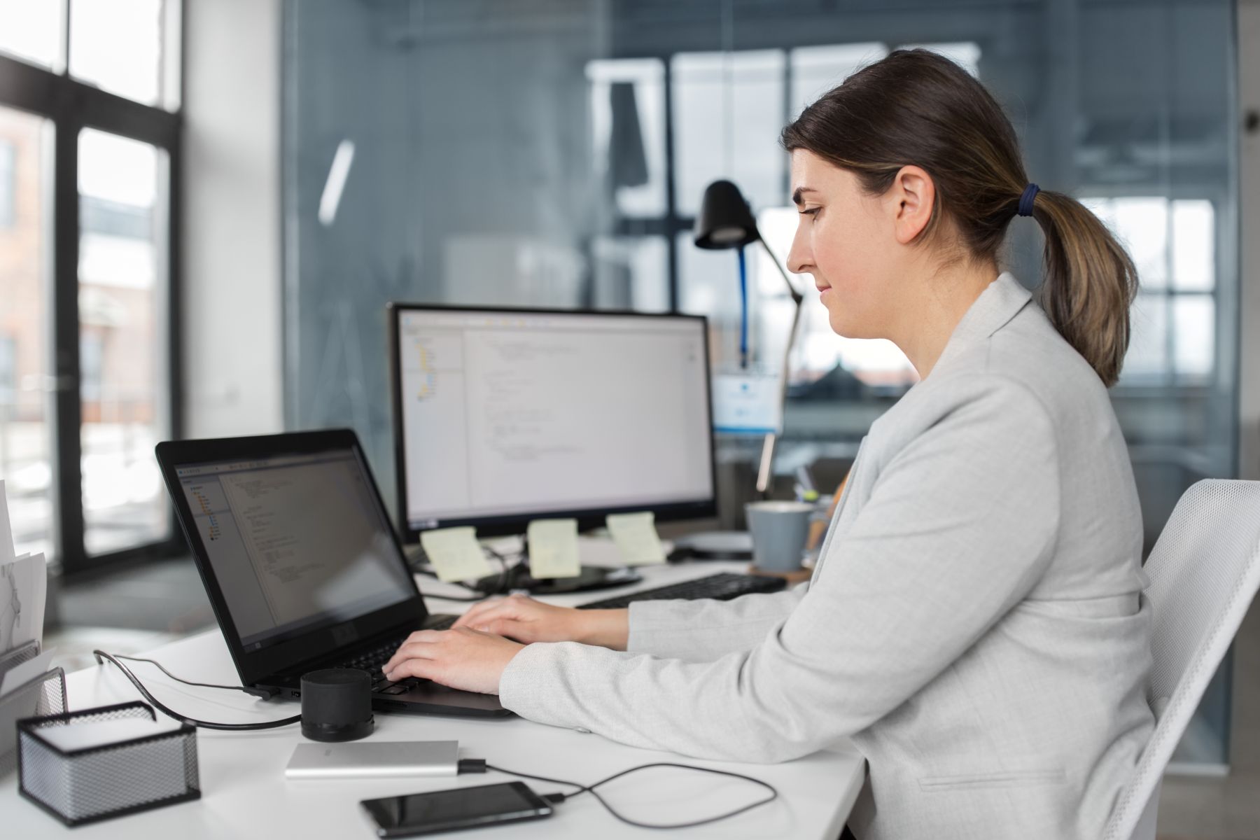 Frau arbeitet am Computer in einem Büro