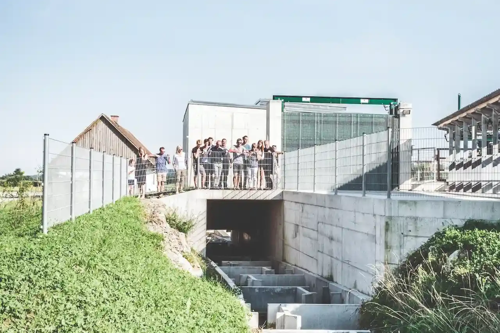 Besuchergruppe auf der Plattform über dem Fischaufstieg beim Wasserkraftwerk der Schalk Mühle