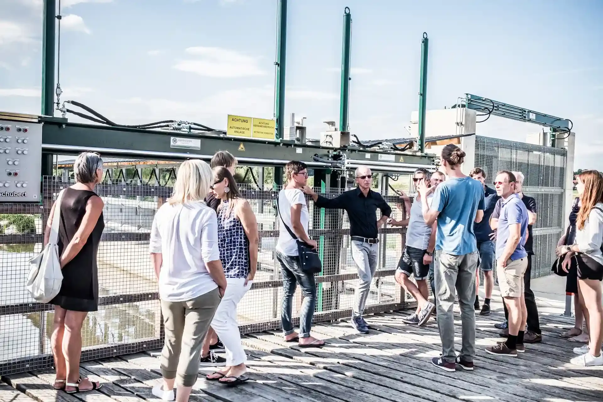 Besuchergruppe bei einer Führung an der automatischen Rechenanlage des Wasserkraftwerks der Schalk Mühle