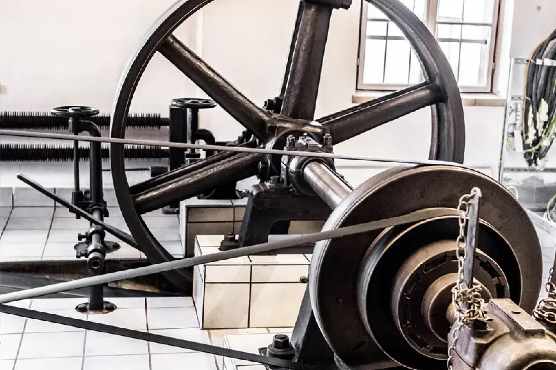Historisches Schwungrad und Transmission im alten Wasserkraftwerk der Schalk Mühle