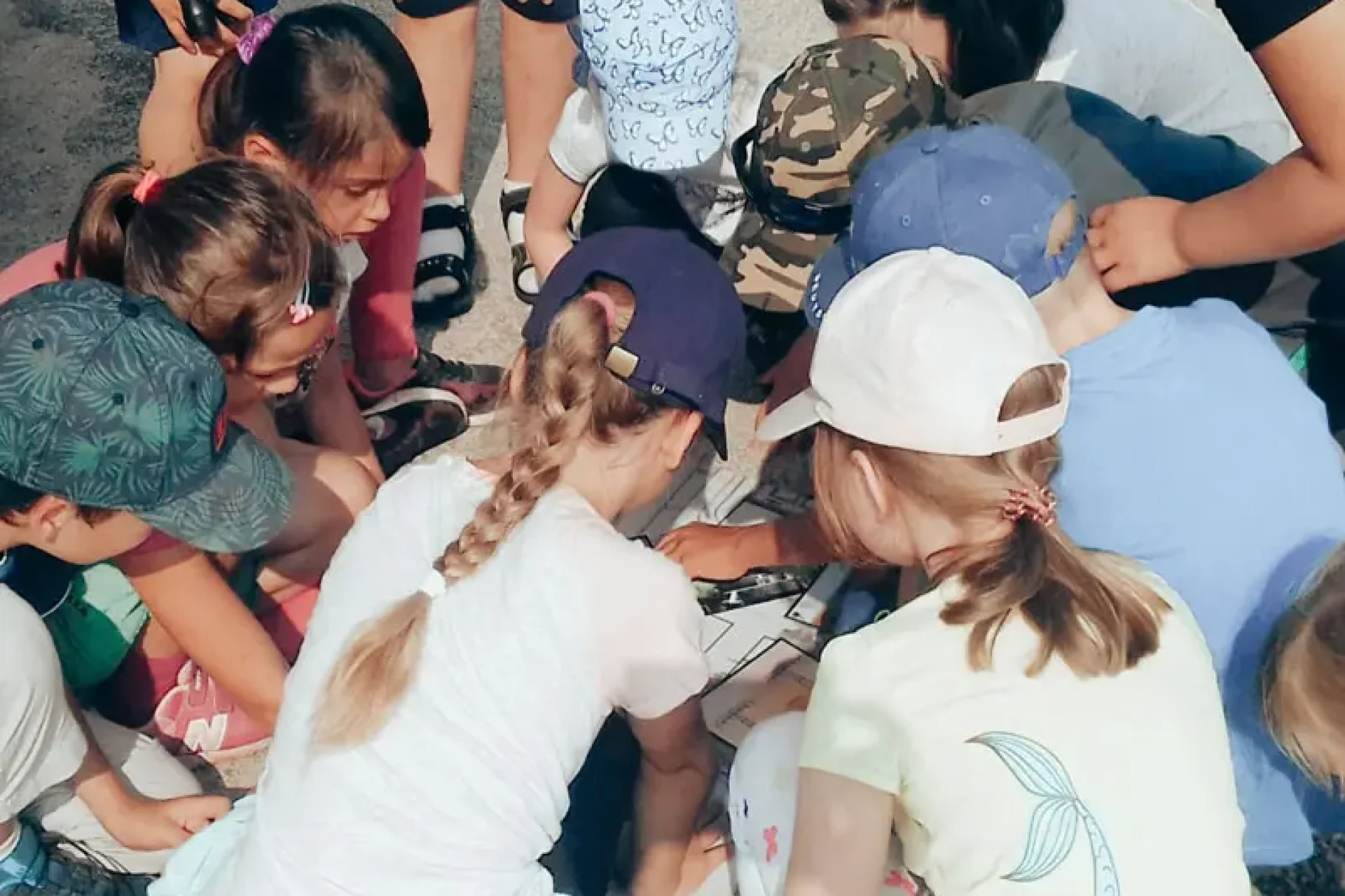 Kindergruppe löst bei der Mühlenrallye gemeinsam eine Aufgabe im Freien