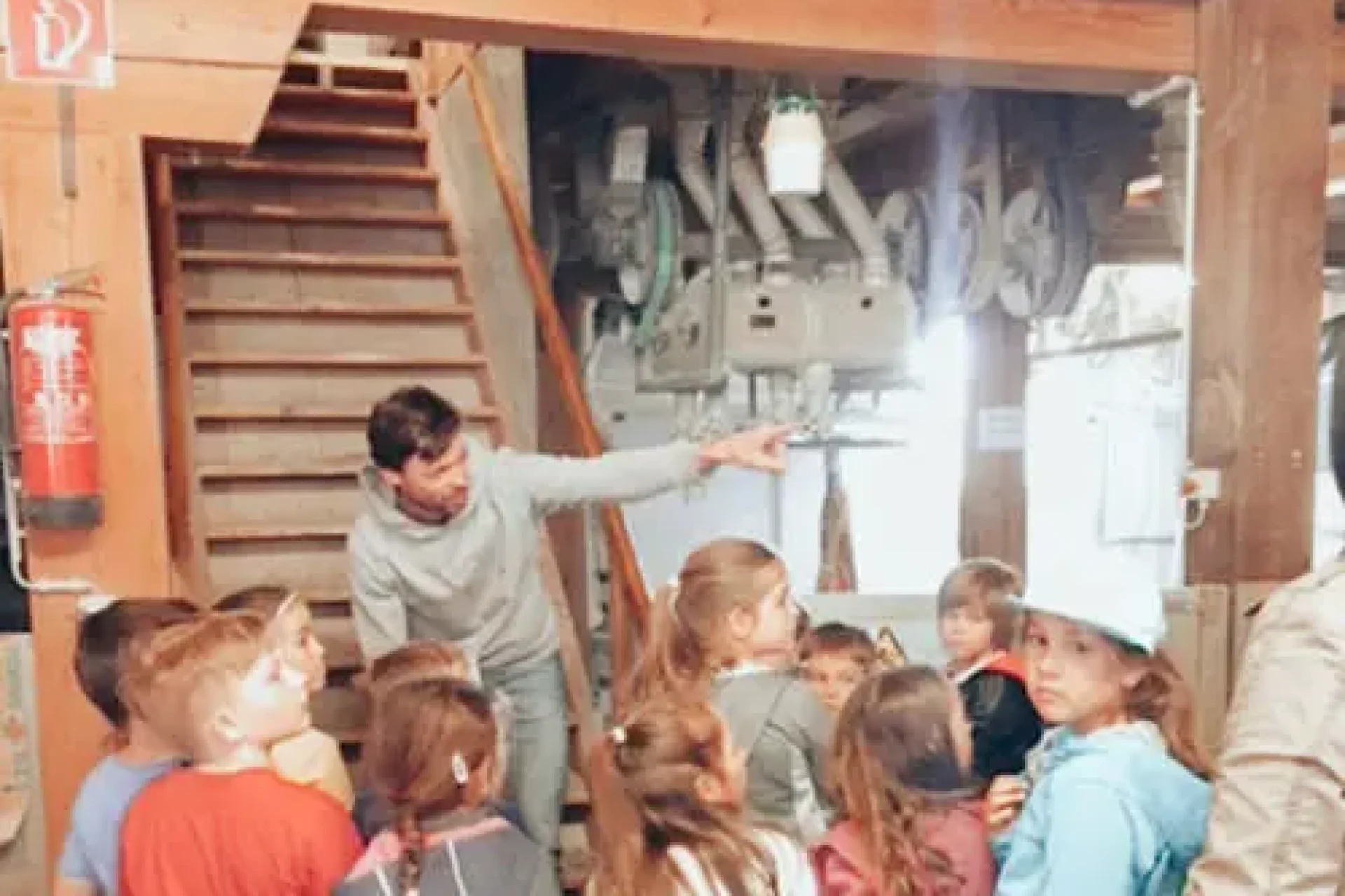 Kinderführung bei der Mühlenrallye an der historischen Mühlentechnik der Schalk Mühle