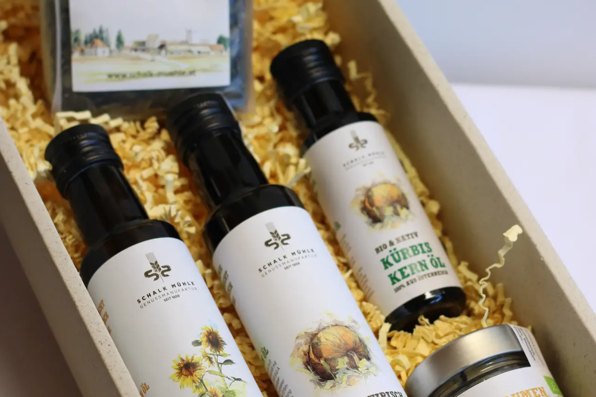 Schalk Mühle corporate gift box with pumpkin kernels, sunflower and pumpkin seed oil, and sunflower puree in wood wool