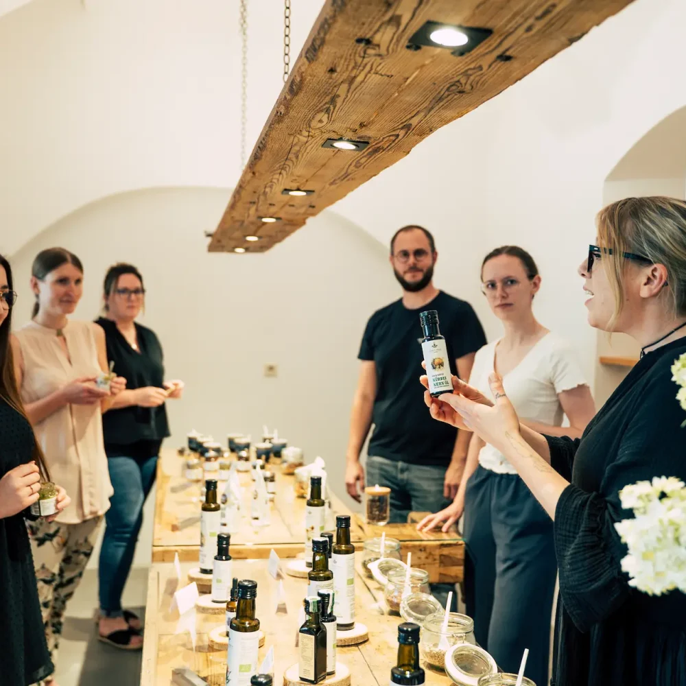 Verkostung von Kürbiskernöl und Feinkost im Hofladen der Schalk Mühle
