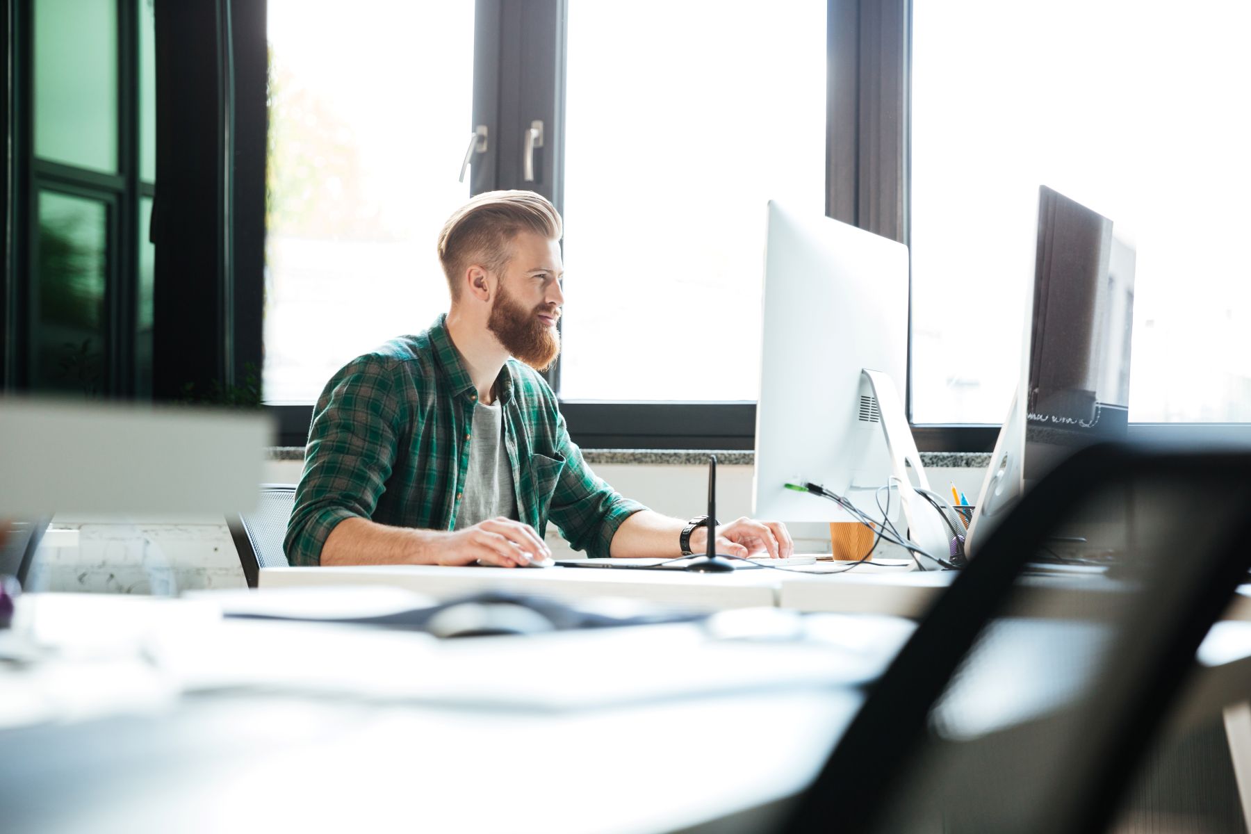 Man arbeitet an einem Computer mit 2 Bildschirmen
